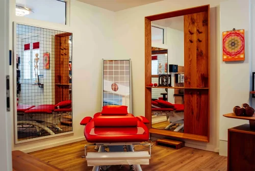 Liebscher & Bracht Therapieliege im Behandlungsraum