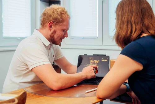 Schmerztherapeut Florian Hauptreif beim Patientengespräch
