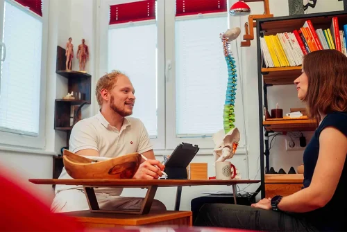 Florian Hauptreif - Liebscher & Bracht-Therapeut beim Patientengespräch